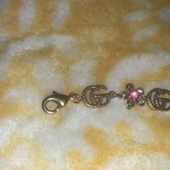 Gucci Antique gold tone bracelet with flowers comes with dust bag - Picture 9 of 12